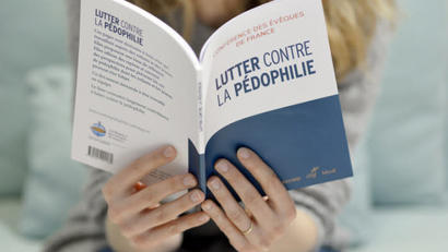 femme-lisant-livret-conference-eveque-de-france femme-lisant-livret-conference-eveque-de-france